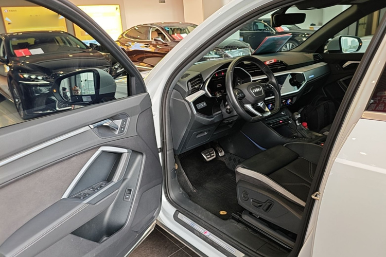Audi Q3 2025 immagine di auto #16