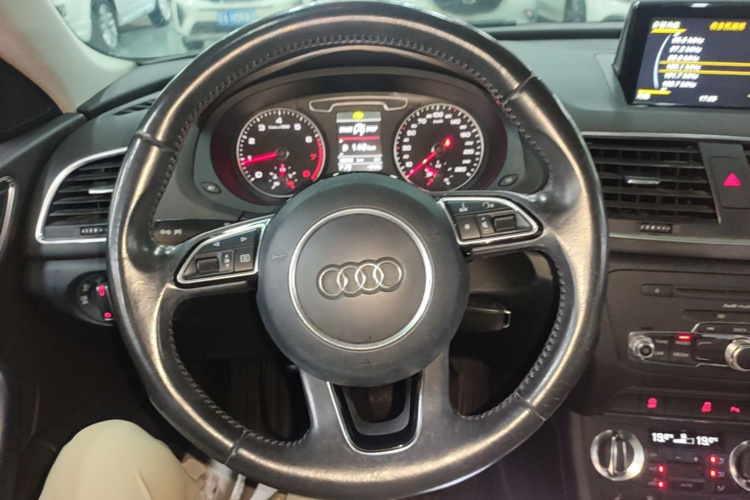 Audi Q3 2015 car image #11