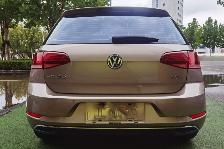 Volkswagen Golf 2018 car image #6