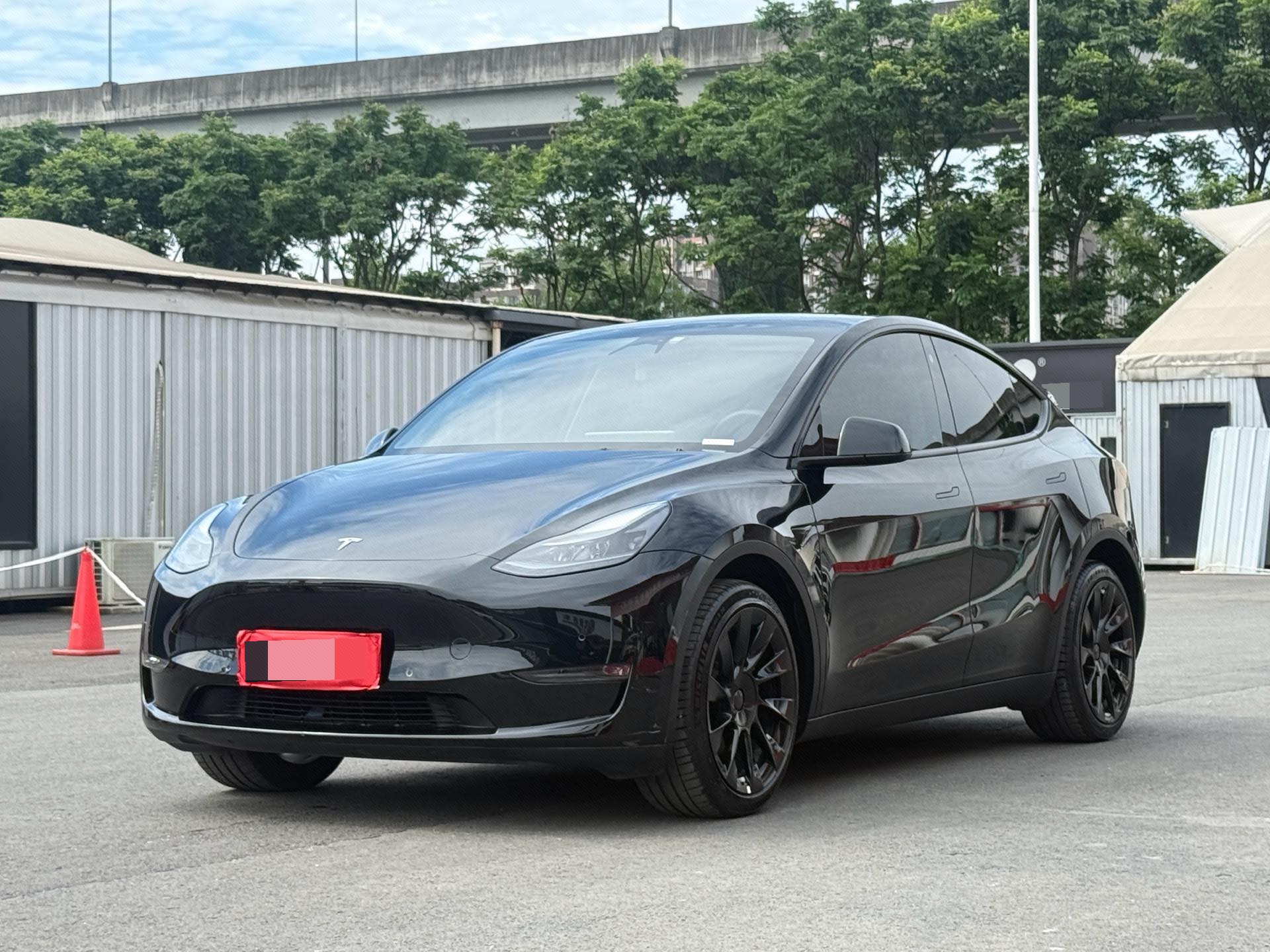 Tesla Model Y 2023 car image 
