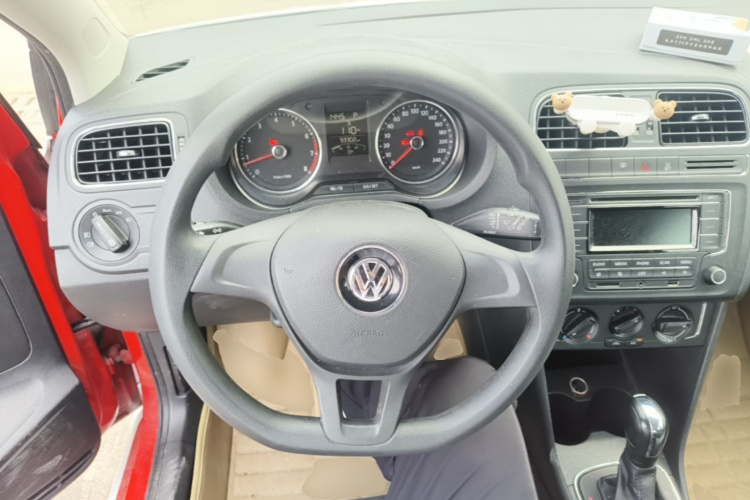 Volkswagen Polo 2015 car image #16