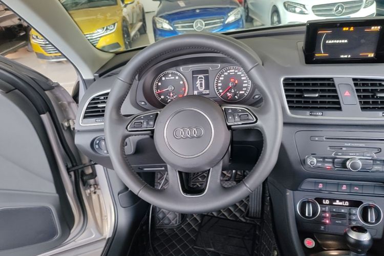 Audi Q3 2018 immagine di auto #11