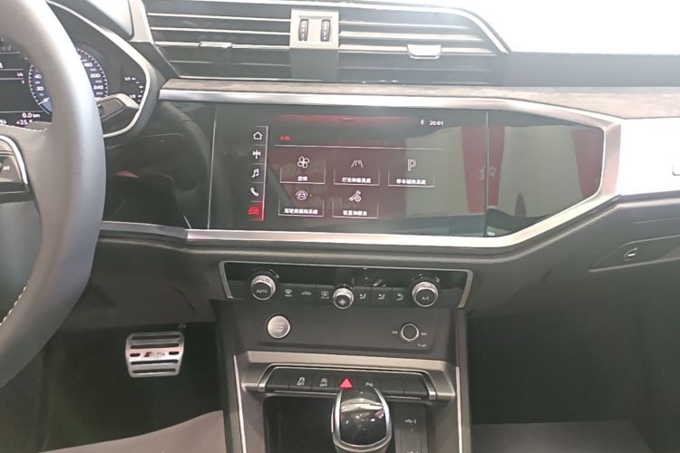 Audi Q3 2020 car image #13