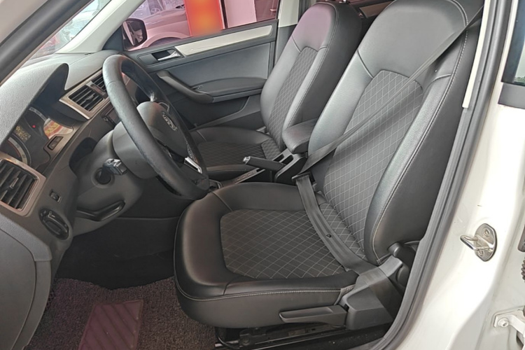 Skoda Rapid 2018 car image #15