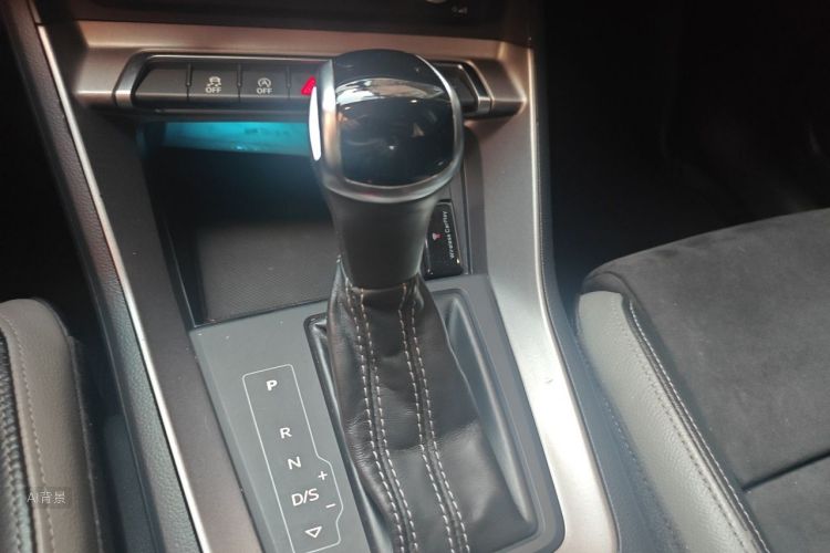 Audi Q3 2020 car image #16
