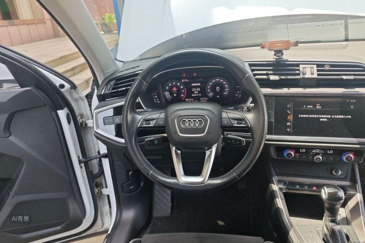 Audi Q3 2020 car image #12