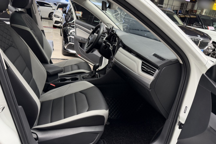 Volkswagen Bora 2023 car image #30