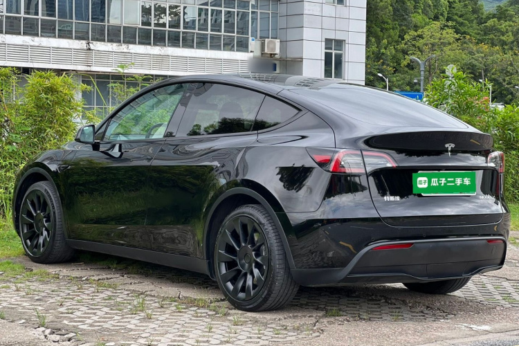 Tesla Model Y 2023 car image #5