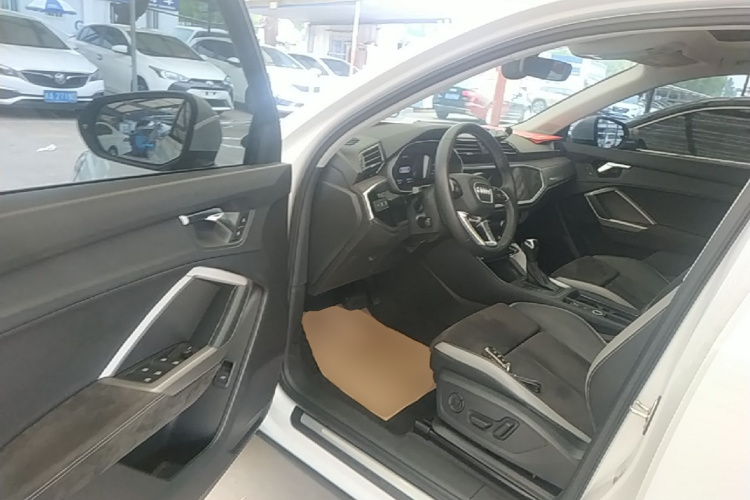 Audi Q3 2019 car image #16