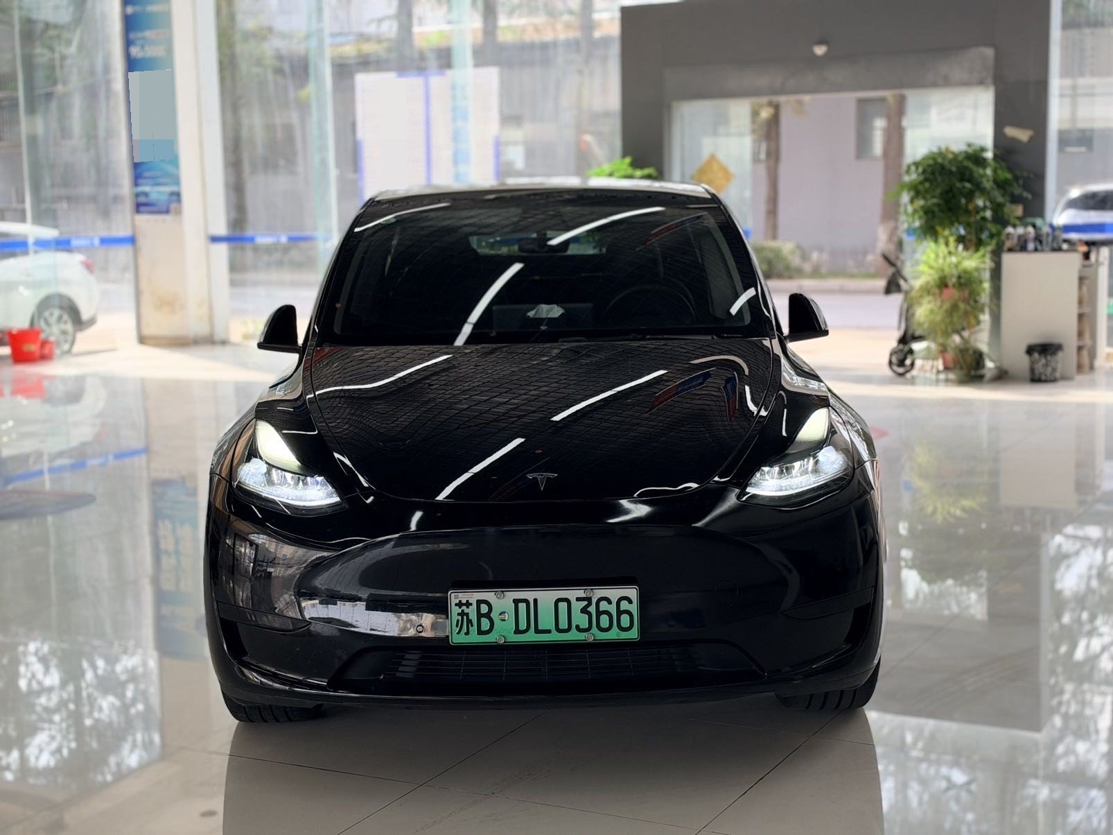 Tesla Model Y 2023 car image #2