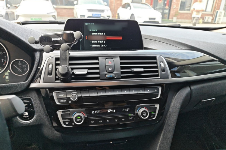 BMW 3 Series 2018 car image #17