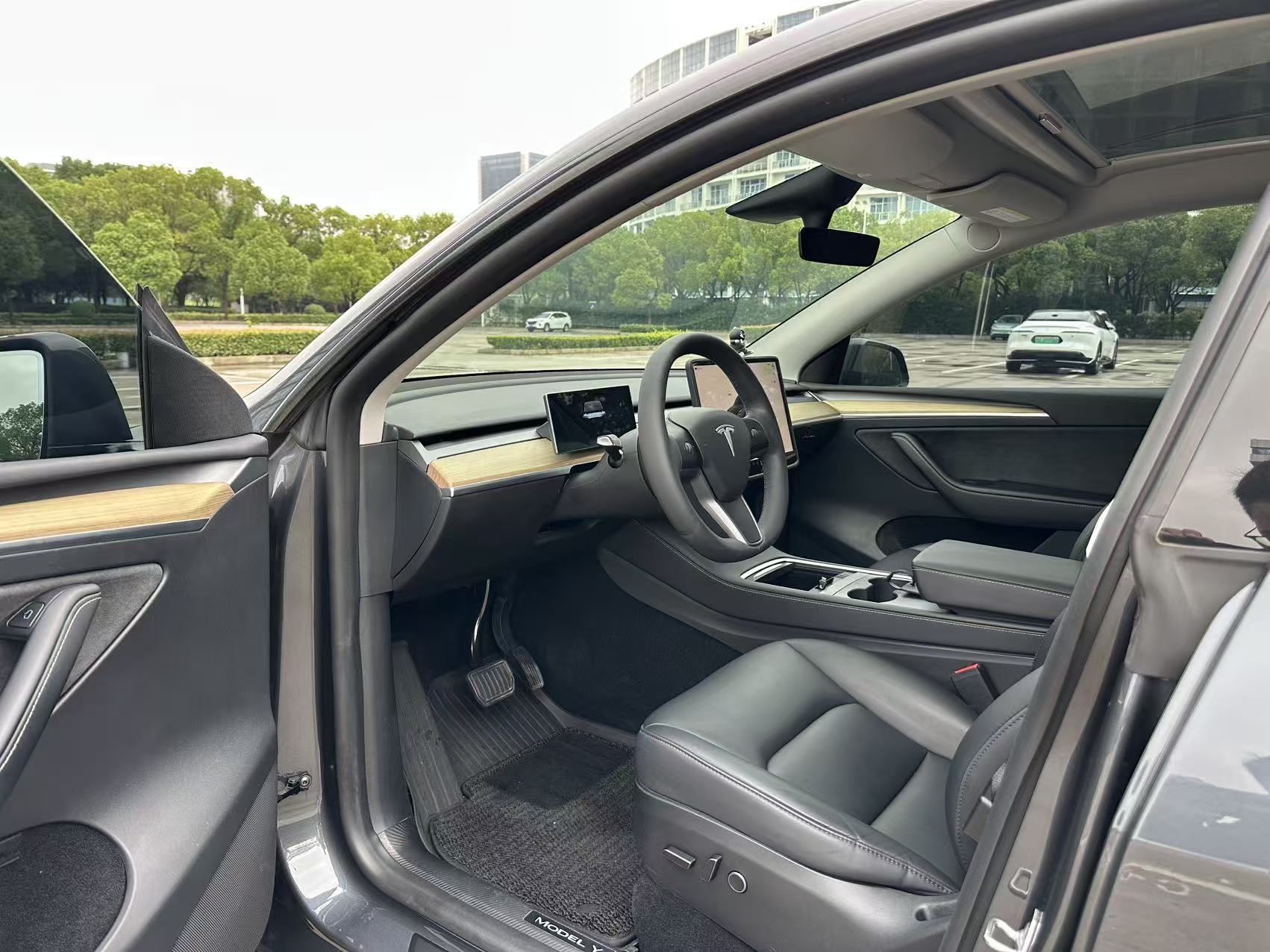 Tesla Model Y 2023 car image #4