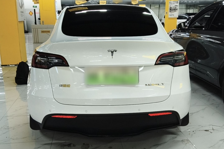 Tesla Model Y 2023 #4 Tesla Model Y 2023 car image #4