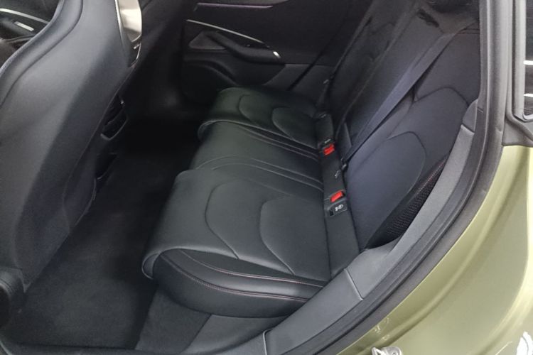 MI SU7 2024 immagine di auto #17