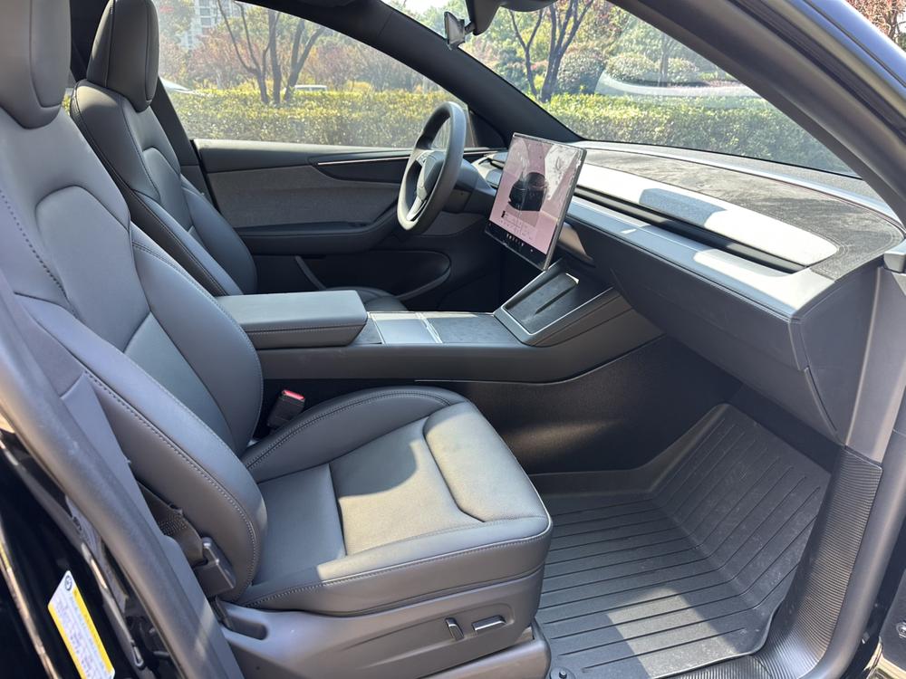 Tesla Model Y 2026 immagine di auto #8