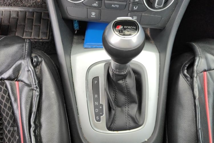 Audi Q3 2018 car image #16