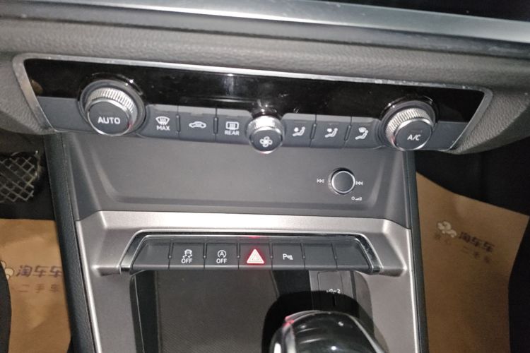 Audi Q3 2019 car image #13