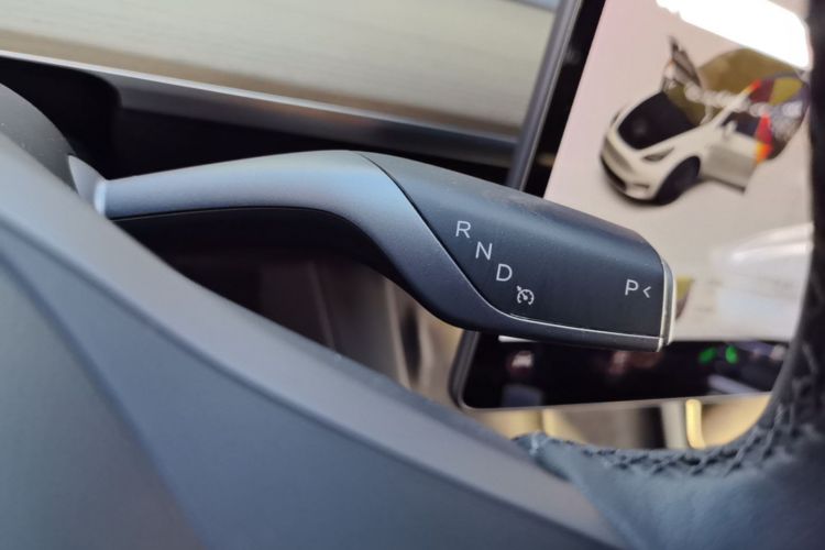 Tesla Model Y 2021 car image #14