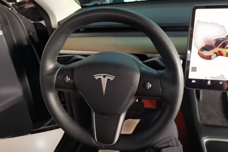 Tesla Model Y 2023 car image #11