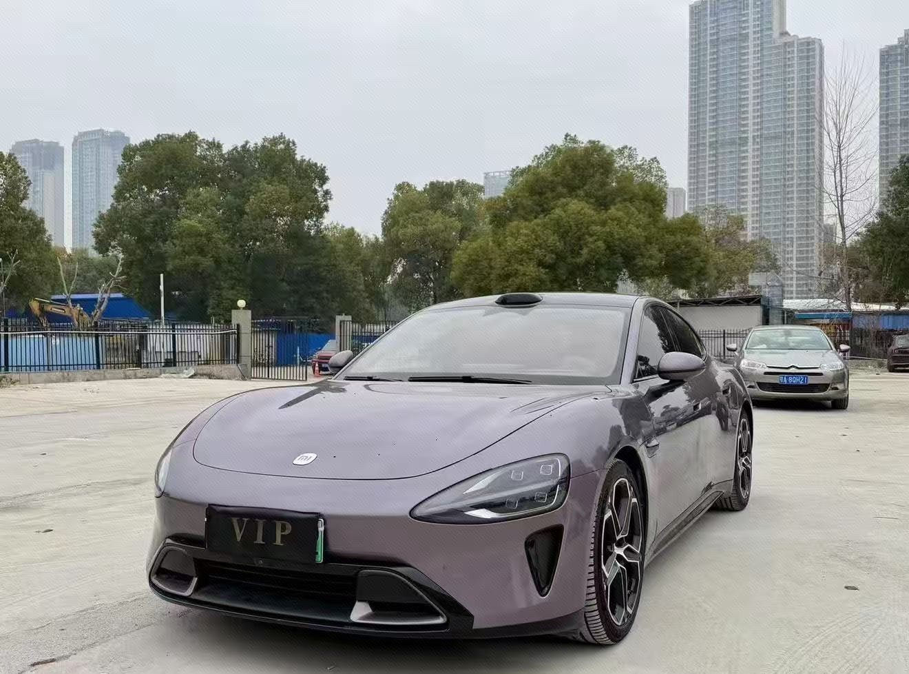 MI SU7 2024 immagine di auto 