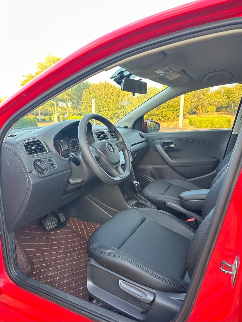 Volkswagen Polo 2015 car image #8