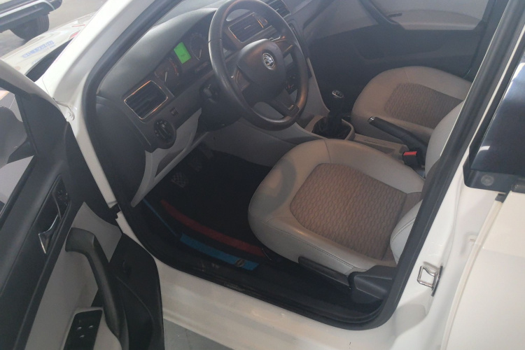 Skoda Rapid 2017 image de voiture #16