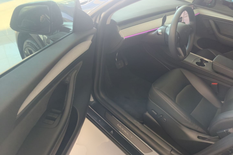 Tesla Model Y 2024 #16 Tesla Model Y 2024 car image #16