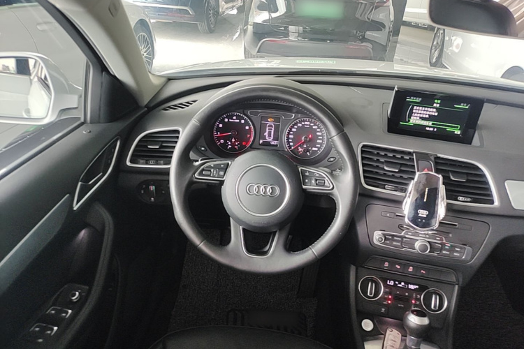 Audi Q3 2016 car image #11