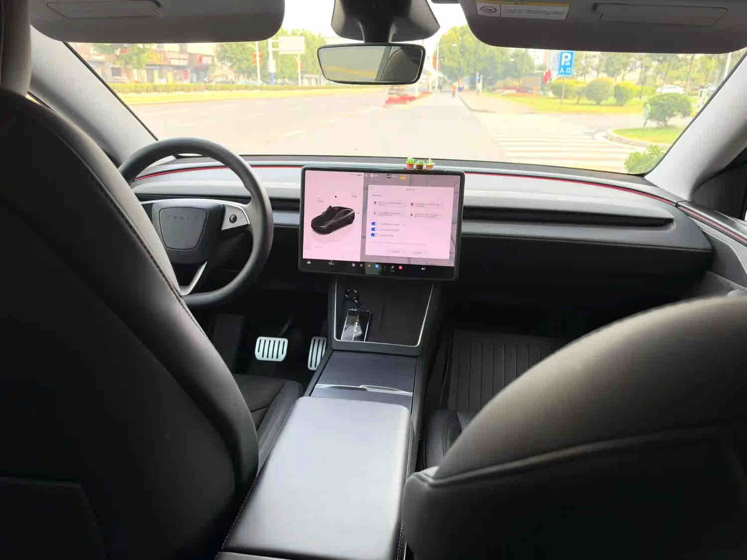 Tesla Model Y 2025 immagine di auto #4