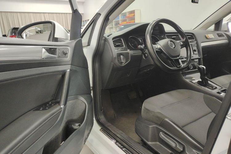 Volkswagen Golf 2018 car image #16