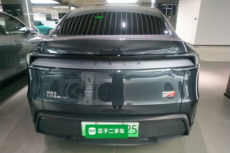 Tesla Model Y 2025 #4 Tesla Model Y 2025 car image #4