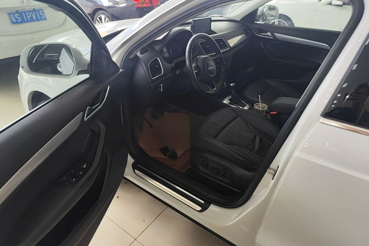 Audi Q3 2016 car image #16