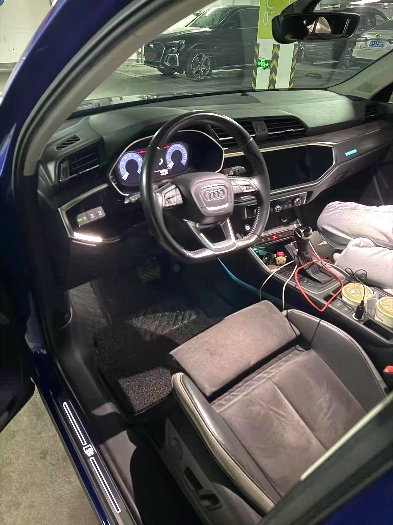 Audi Q3 2019 car image #2