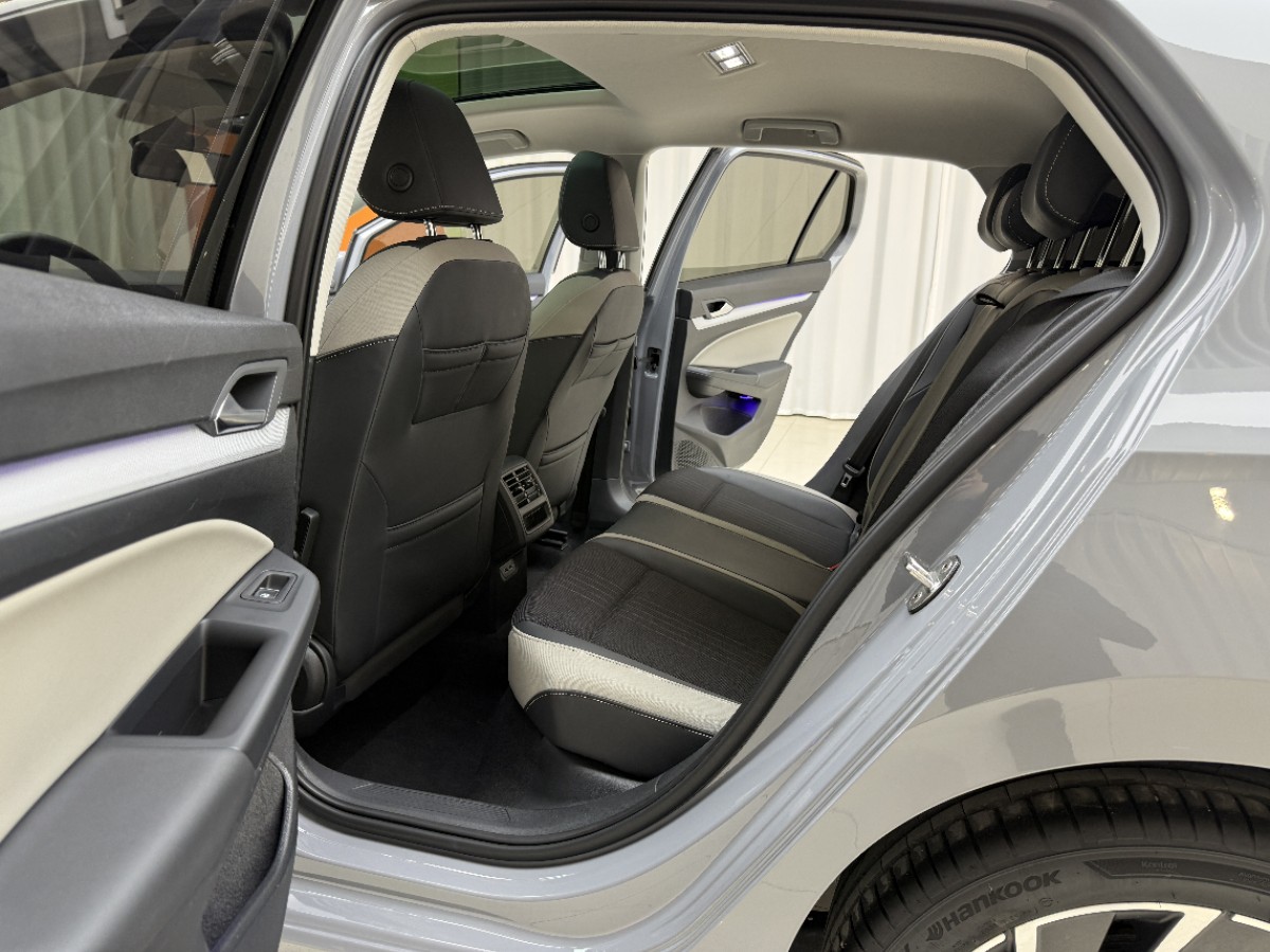 Volkswagen Golf 2022 car image #6