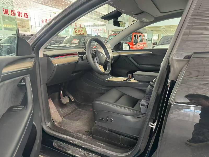 Tesla Model Y 2023 car image #3