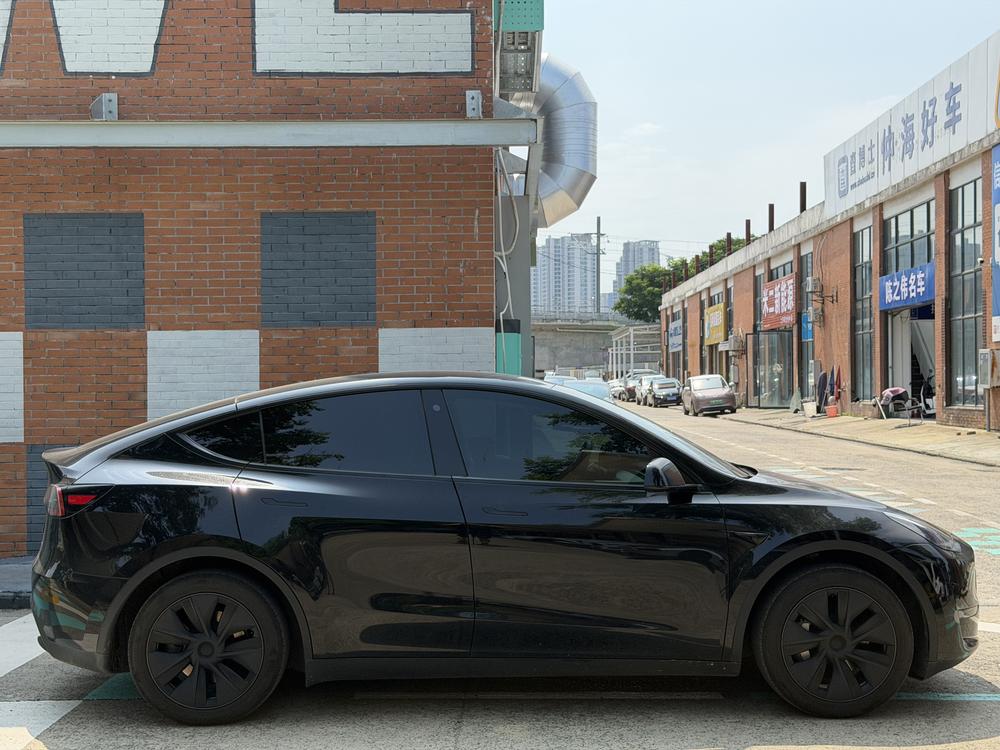 Tesla Model Y 2023 #5 Tesla Model Y 2023 car image #5