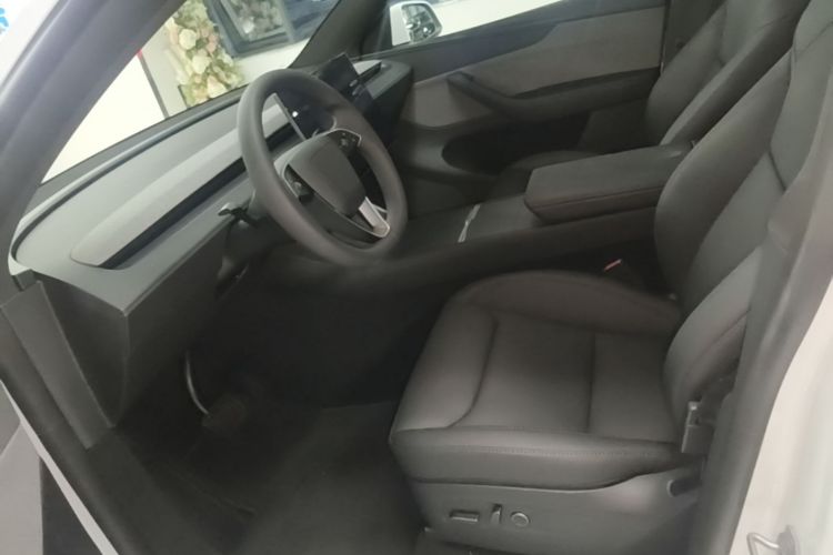 Tesla Model Y 2026 #15 Tesla Model Y 2026 car image #15