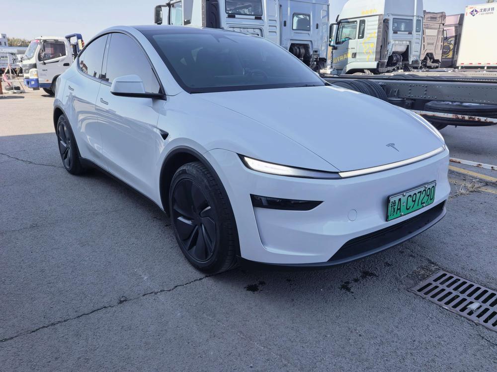 Tesla Model Y 2025 #3 Tesla Model Y 2025 car image #3