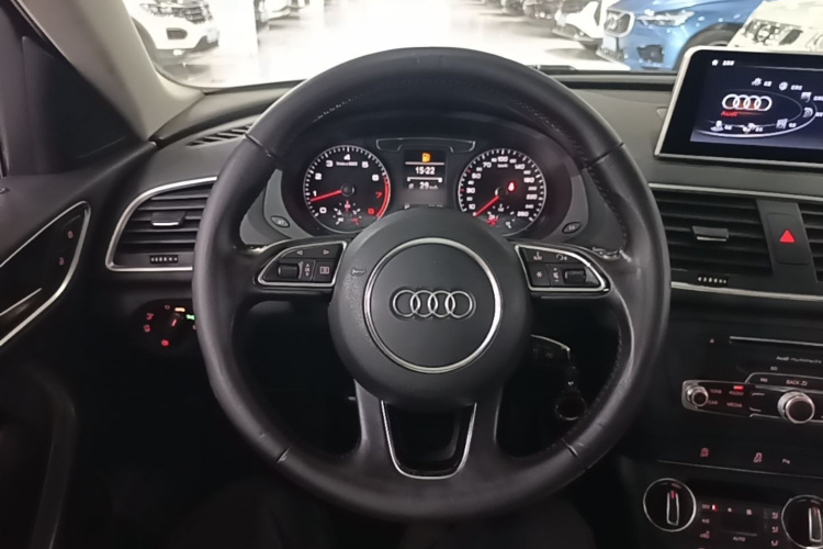Audi Q3 2016 car image #11