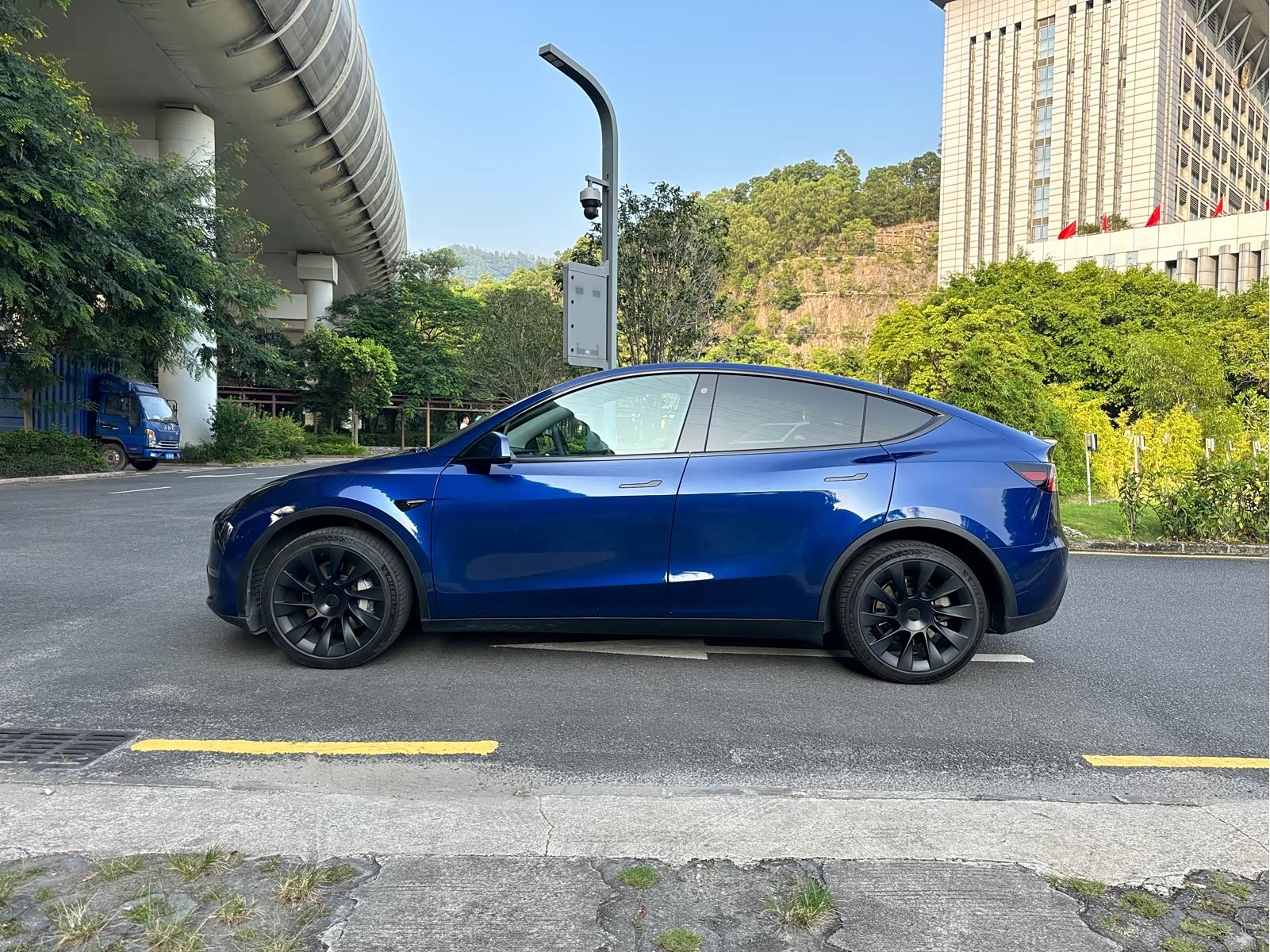 Tesla Model Y 2023 #2 Tesla Model Y 2023 car image #2