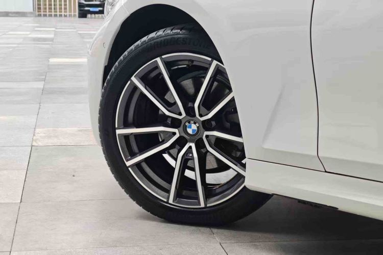 BMW 3 Series 2020 car image #10