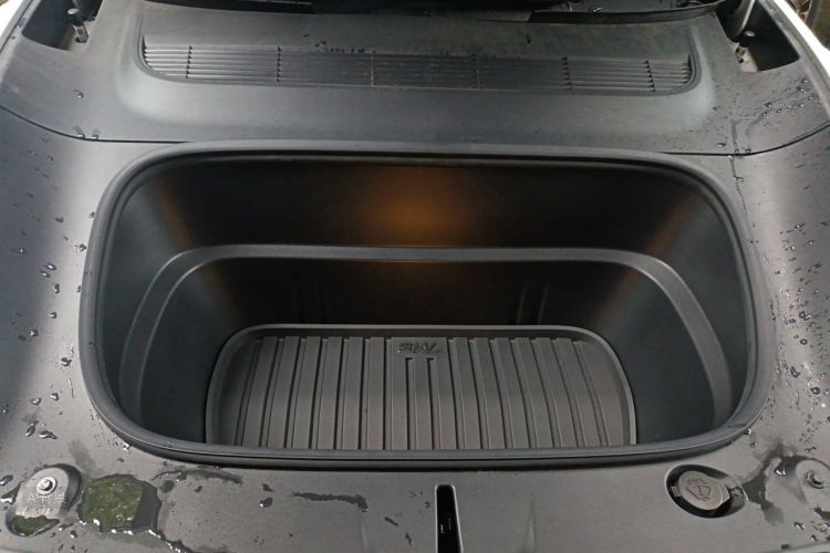 Tesla Model Y 2025 car image #22