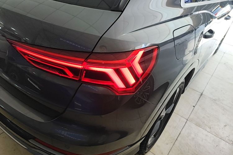 Audi Q3 2020 car image #8