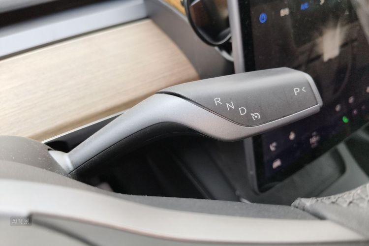 Tesla Model Y 2021 car image #16