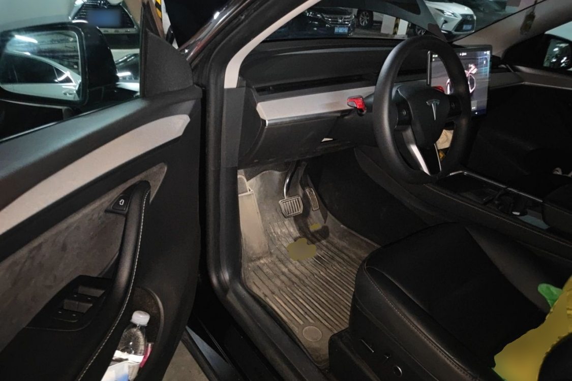 Tesla Model Y 2023 car image #25