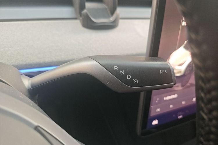 Tesla Model Y 2023 car image #14