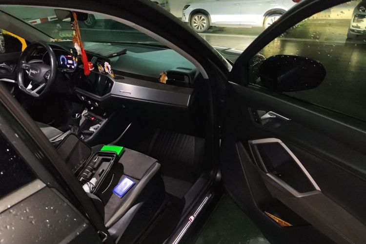 Audi Q3 2021 car image #23