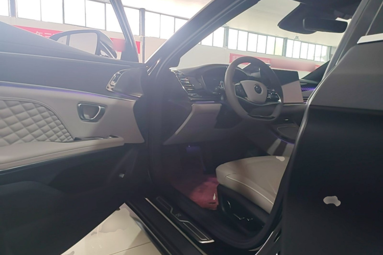 BYD Han 2024 car image #16