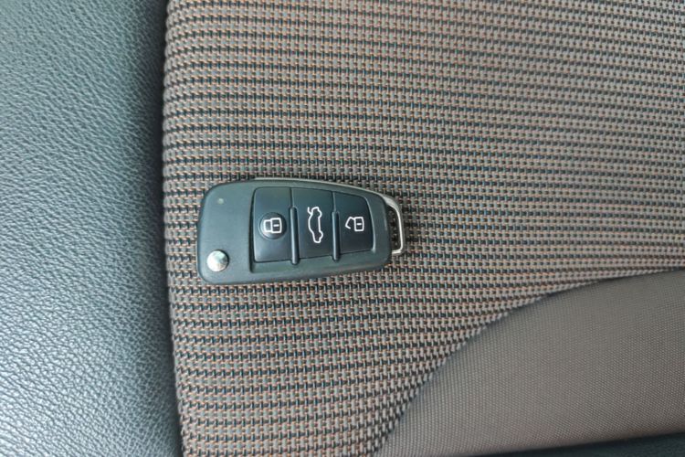 Audi Q3 2019 car image #9