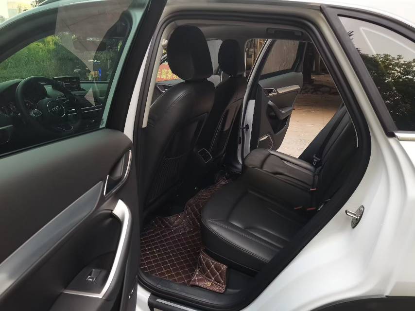 Audi Q3 2018 car image #9